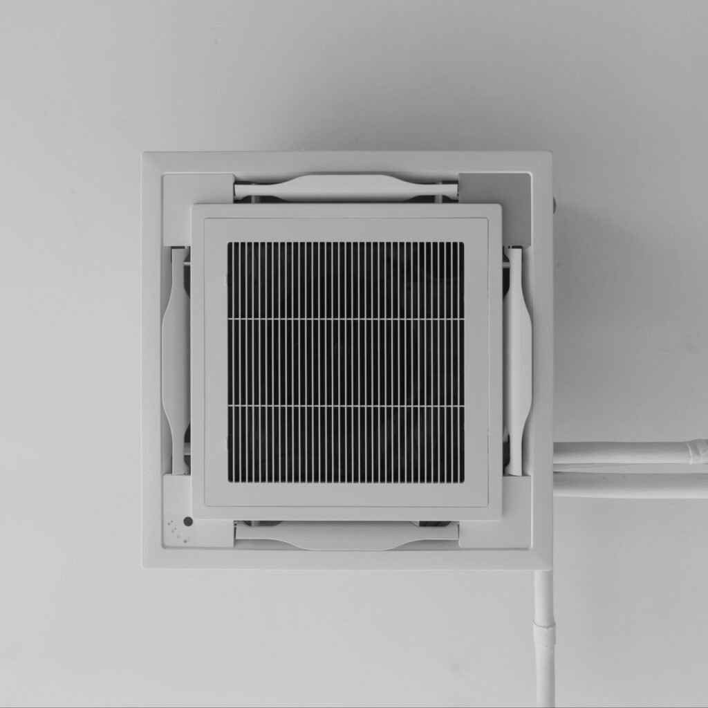 Pose d’un système de climatisation encastrée au plafond pour un confort thermique optimal à Rouen