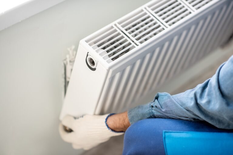 Plombier chauffagiste en pleine installation et rénovation d'un radiateur à Rouen