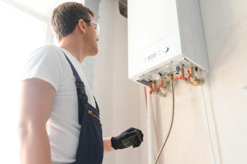 Pompe à chaleur extérieure installée sur la façade d'une maison à Rouen pour une meilleure efficacité énergétique